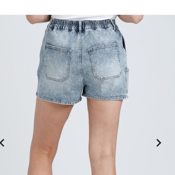Women's High Rise Elastic Waist Utility Jean Shortie: Size “8” (NWT) LIGHT WASH - Picture 2 of 6